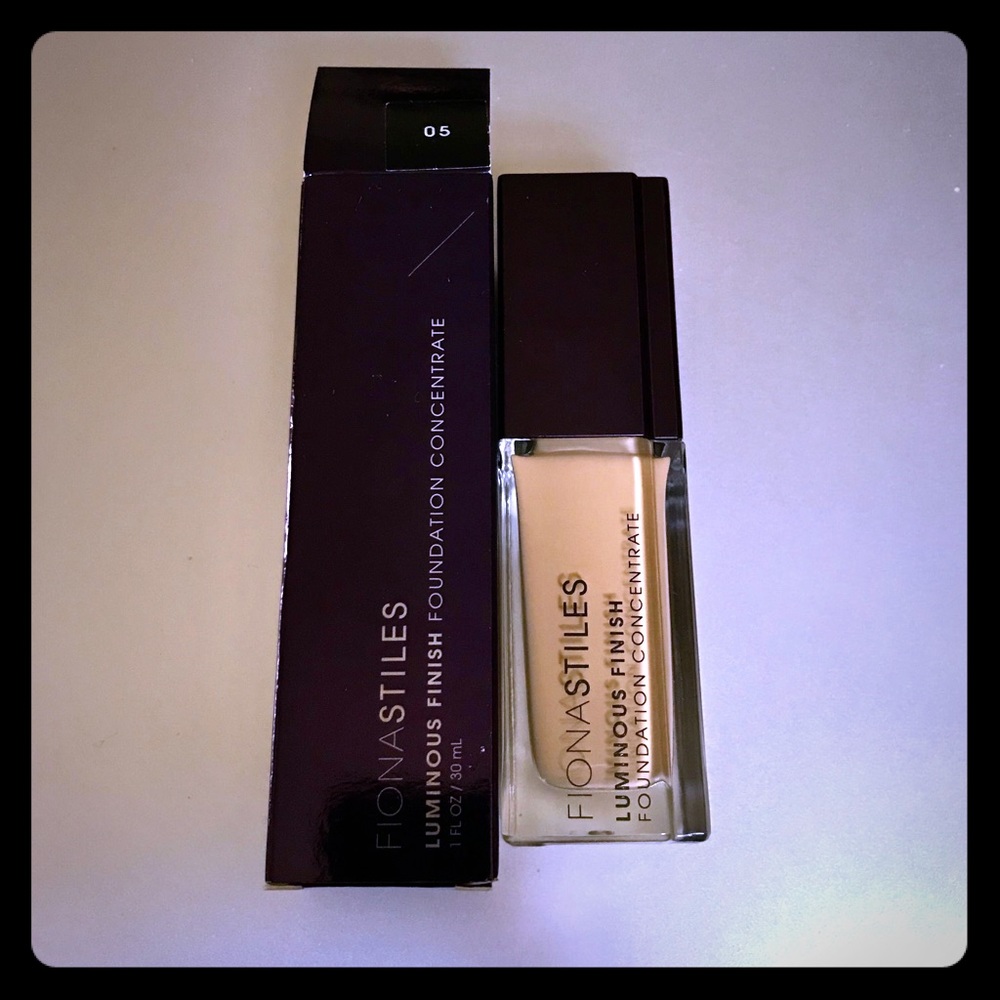 Fiona Stiles Luminous Foundation Shade 5 NWT